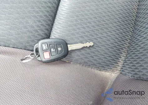 2018 Toyota Corolla Le z USA, uszkodzony, nr VIN 5YFBURHE3JP792041